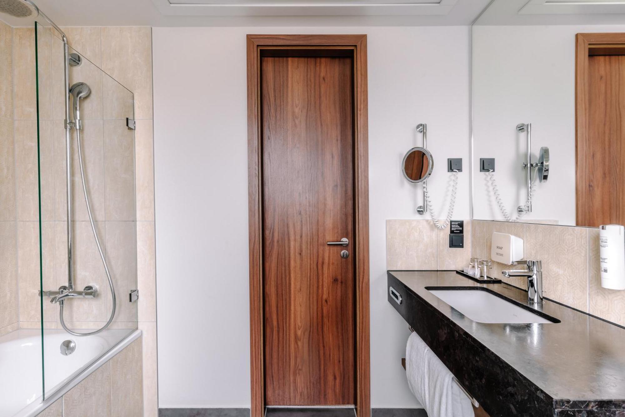 King Extra Large Room / Family Room,1646887081:JPEG